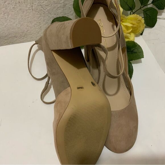BCBG Pump Women's 10M /40 Cream Tan Beige Leissa Mary Jane Two-Tone Suede - Picture 9 of 10